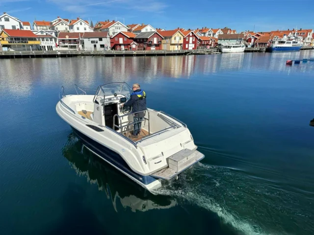 Perfekt båtväder, här lämnar en nöjd kund som uppgraderat sin Uttern S64 men en ny motor! 
Välkomna även imorgon lördag mellan 10-14 🤩